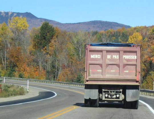 camion avec inscription insolite